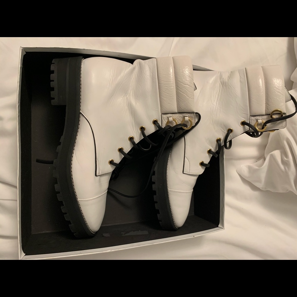 BRAND NEW Stuart weitzman white Lexy boots